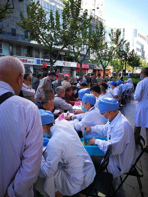 虹口区江湾医院组织广大党员与医疗专家在四川北路举行大型健康义诊服务活动